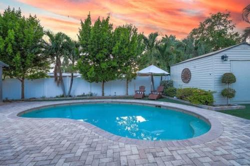 Heated Pool Villa-Walk to Beach-Tiki Bar-Sleeps 8