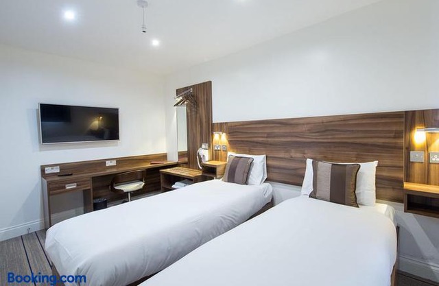 Heathrow-Windsor Serviced House by Metro Serviced Apartments ,Free Parking & WiFi