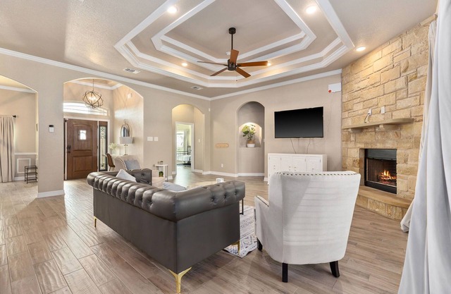 Heights 6Bd, 12PPL, Perfect For Families, Contractors, Insurance. Book Now!