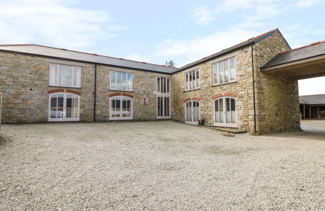 HELFORD, pet friendly, luxury holiday cottage in Constantine