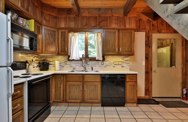 Hemlock Ridge 2b: Charming Two Floor Condo In The Heart Of Killington. Perfect! 3 Bedroom Condo
