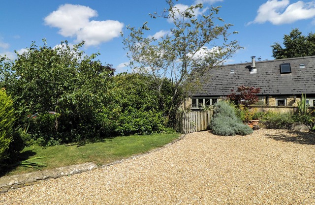 HENMARSH COTTAGE, pet friendly, with open fire in Moreton-In-Marsh