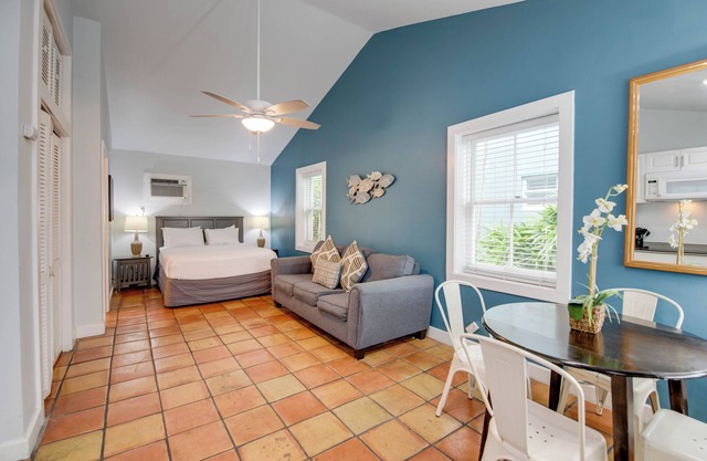 Heron Suite | Vibrant Retreat, Hot Tubs, Steps from Duval Street!