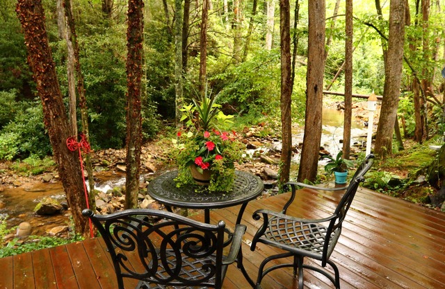Hidden Gem, 30 ft from Creek, Hot Tub, Outdoor Fire Pit, Fireplace, Pet Friendly