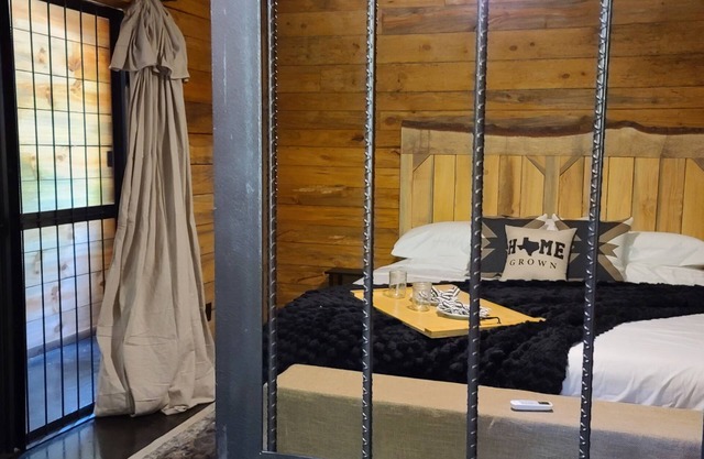 Hidden in East Texas Piney Woods - Rustic Western Jail Cabin - Canton 1st Monday