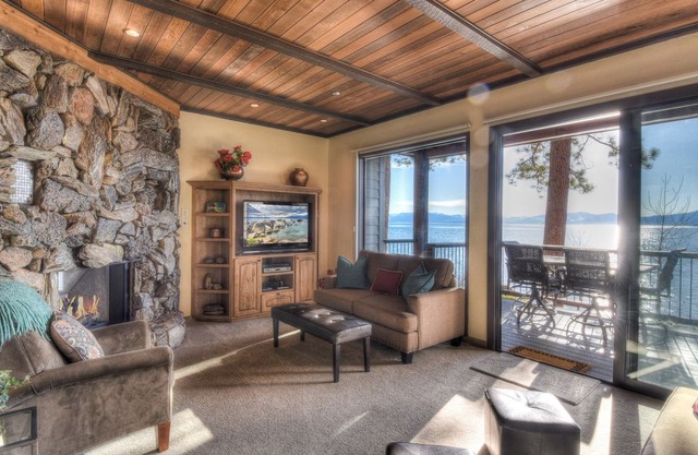 High End Lakefront Home in Brockway Springs Resort