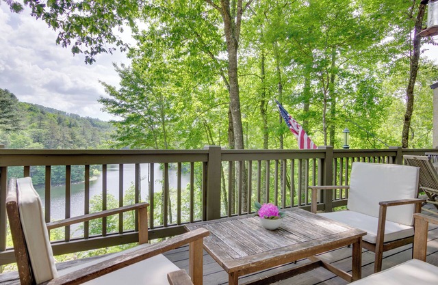 High-End Sapphire Retreat on Fairfield Lake!