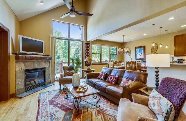 Highland Greens Comfort: Spacious Townhome, Hot Tub, Seasonal Shuttle Access.