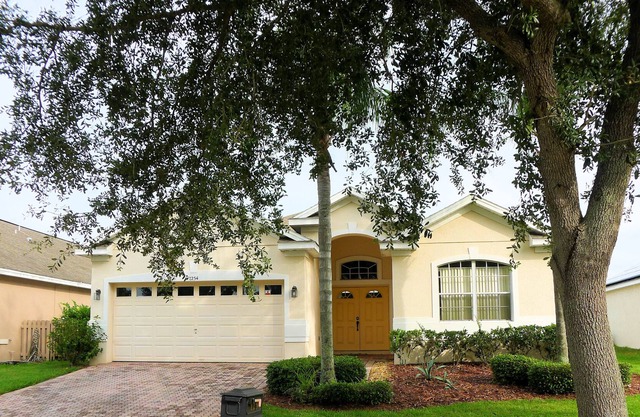 Highlands Reserve- Pool home with expansive back yard and comfy furnishings!