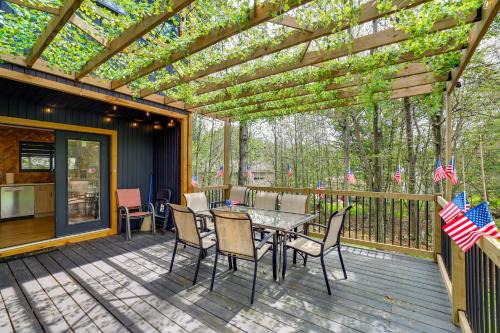 Hike and Fish Peaceful Family Cabin in Tobyhanna!