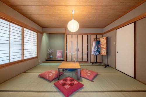 HIKONE-Step 彦根ステップ 彦根駅徒歩4分 軽自動車用無料駐車場 彦根城徒歩15分 15名まで 戸建貸切