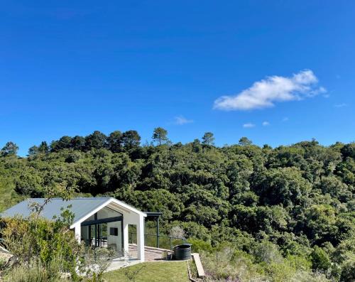Hillandale Huddle - modern forest cabin near Plett
