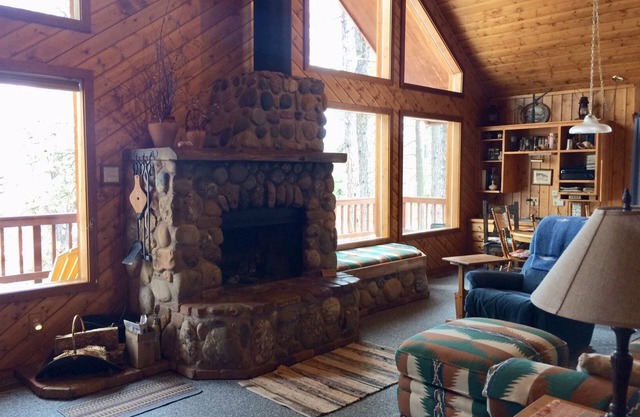 Hillside stylish custom built 2-bdrm home. Views, privacy, 3 miles west of town.