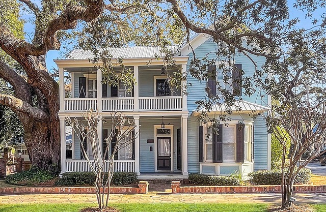 Historic District - Grand Victorian Home with Courtyard near Island Beaches