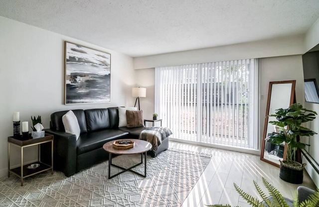 Historic Downtown Abbotsford 1 bedroom apartment sleeps 4