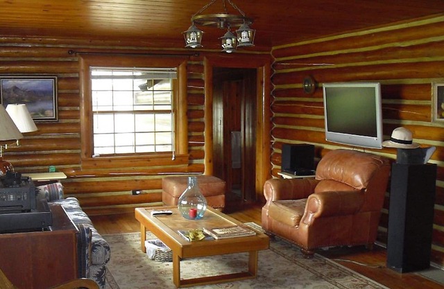 Historic Log Home in the Heart of Ennis