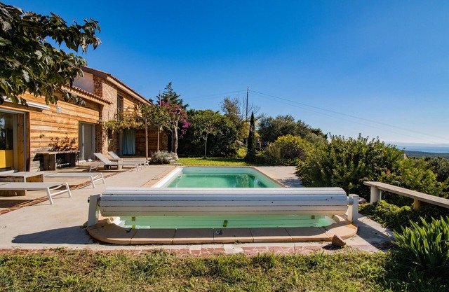 Holiday Home 'Maison Aux Vents' with Sea View, Wi-Fi and Air Conditioning