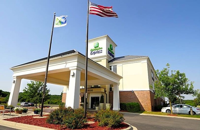 Holiday Inn Express & Suites Delafield, an IHG Hotel