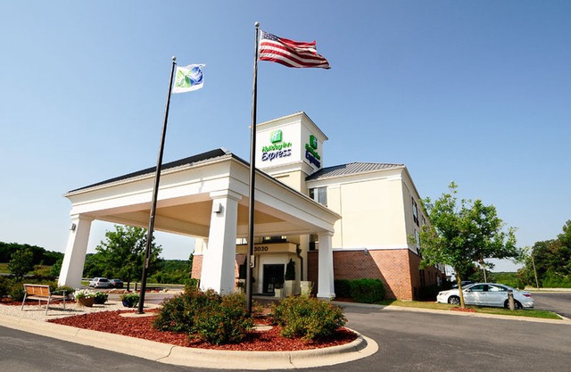 Holiday Inn Express - Delafield, an Ihg Hotel