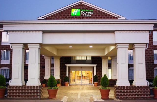 Holiday Inn Express Hotel & Suites Warrenton