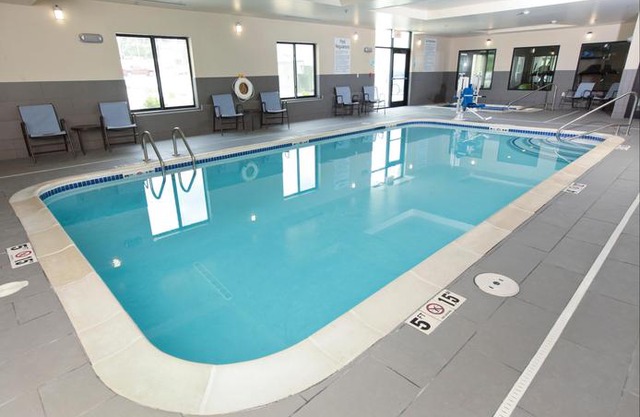 Holiday Inn Express & Suites Omaha South Ralston Arena