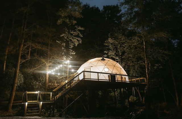 "Home Sweet Dome" MODERN TREEHOUSE STAY w/Hot Tub