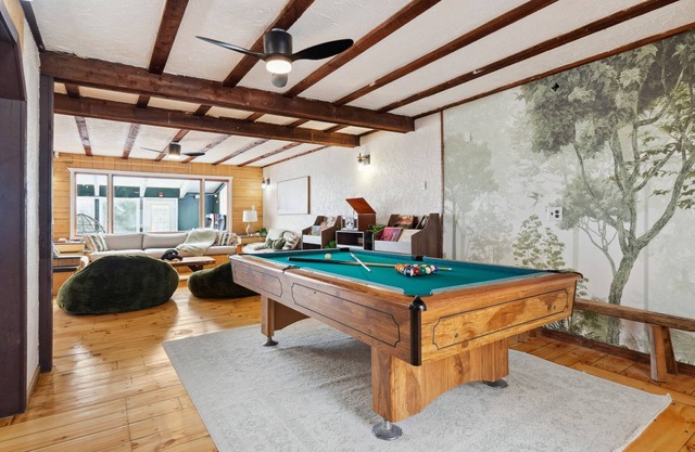Home with View of Mount Snow! Indoor-pool, spa, sauna Gym & more Sleeps 23+