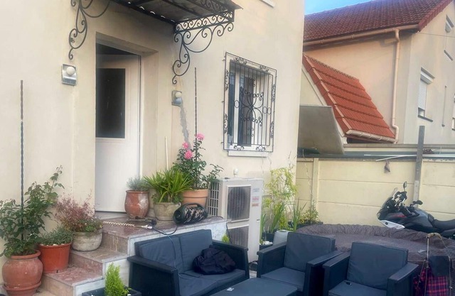 Homerez - Nice house for 6 ppl. with jacuzzi and terrace at Drancy