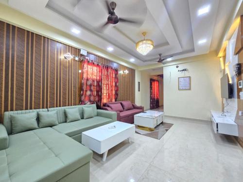 Homlee-4BHK Large Apt Near Vaishali Metro