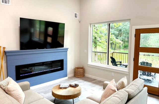 Honey Creek Hideaway · Modern Home w/Huge Deck, 1/2 Acre, Close to Lake