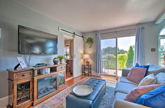 Horse-Friendly Williamstown Farmhouse by Main St!