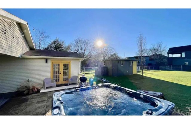 *Hot tub 10 beds | 2 Homes Heart of the City|Foosball