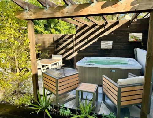 HOT TUB HOUSE ON GOLF COURSE! 10 MINs TO THE BEACH