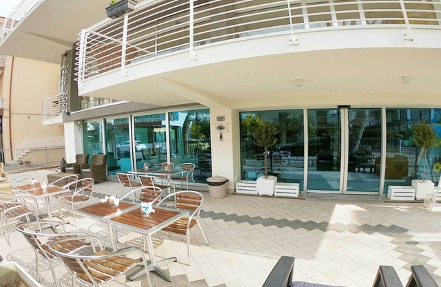 hotel half moon restaurant