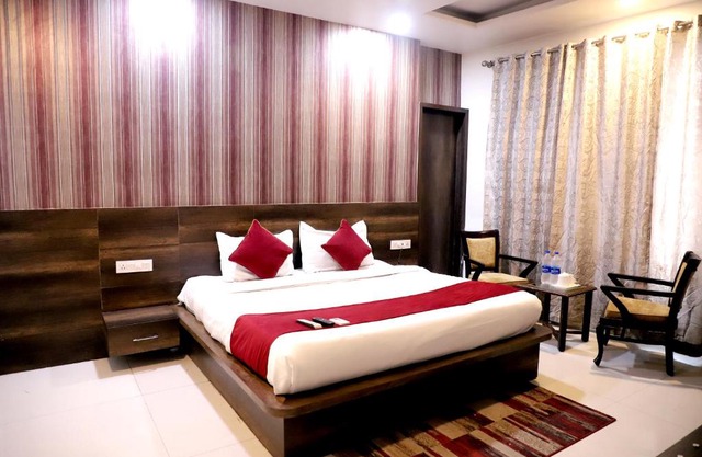 Hotel Hollywood Heights near Railway station