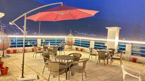 Hotel Ocean & Meadows Open Terrace ! Mall Road Hotel !