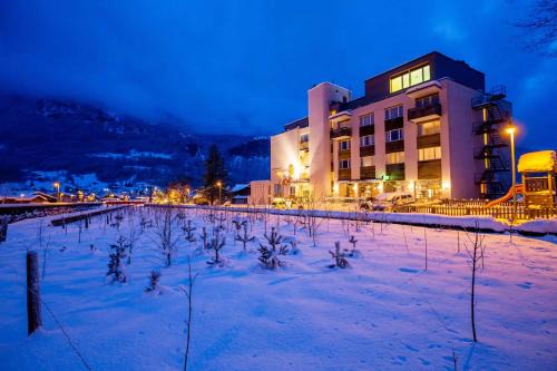 Hotel Sherlock Holmes & Khana Restaurant "200 m Gondola to Hasliberg ski"