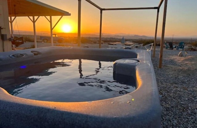 HotTub & Sunset Views - Relaxing Desert Retreat Near Joshua Tree
