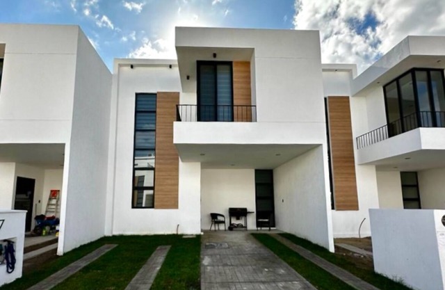 House Very Well Located Just 8 Minutes From the Beach