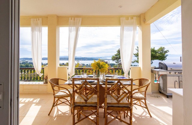 House with amazing ocean view and patio-pool