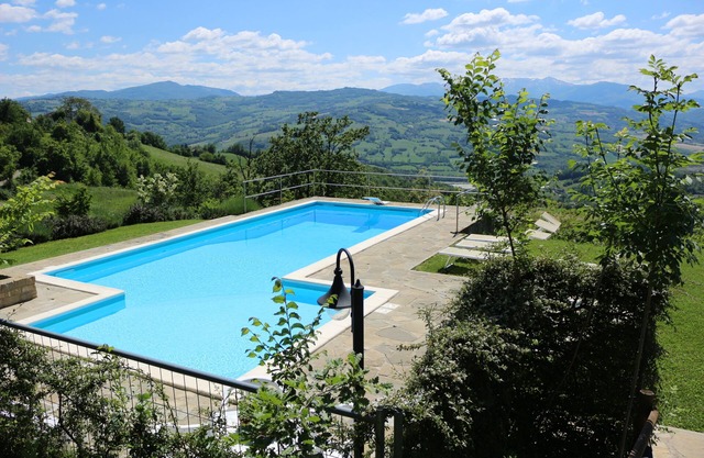HOUSE WITH LARGE GARDEN AND PRIVATE POOL