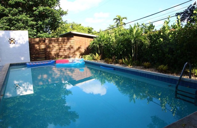 HOUSE WITH POOL, 10 MINS DRIVE TO THE BEACH!