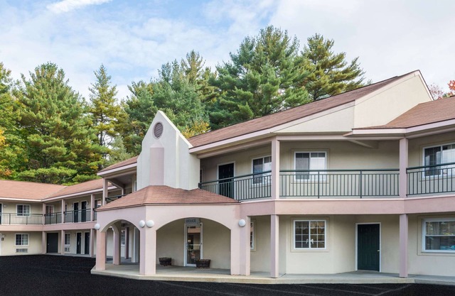 Howard Johnson by Wyndham Lenox