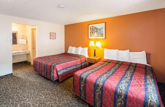 Howard Johnson by Wyndham Spokane