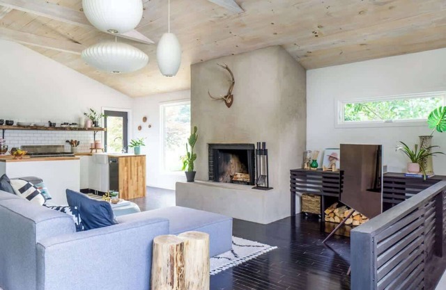 Hudson Valley Black Barn: Fireplace, Firepit & Views