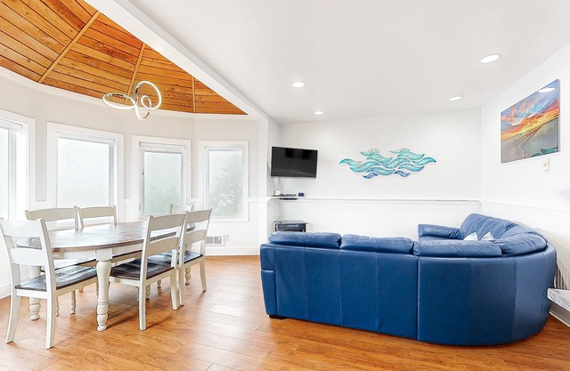 Huge dog-friendly castle with ocean-view decks 5 minutes to the beach