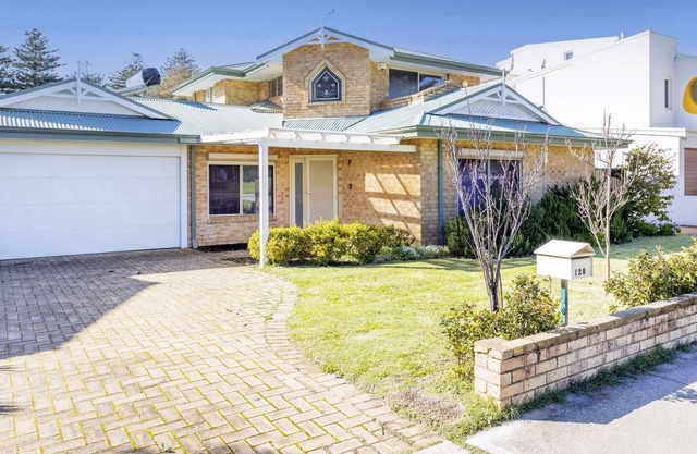 Huge house across from Cottesloe Tennis Club! 6min walk to Cott beach. Free WIFI
