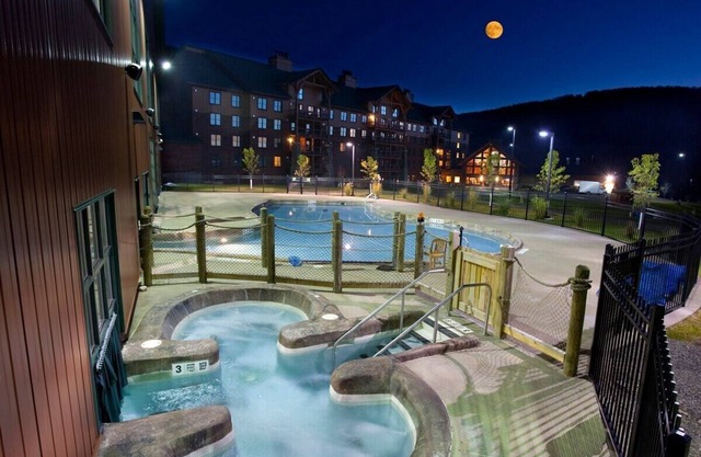 Huge Suite + Balcony | Pool, Hot Tub, Gym | On-Site Waterpark & Spa