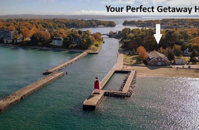 Huge Views of Lake Michigan - Beach/Town Just Steps Away