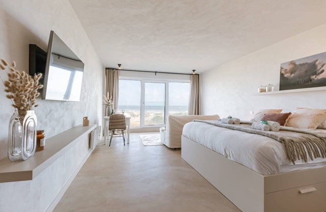 Huswell - Modern studio with magnificent seaview